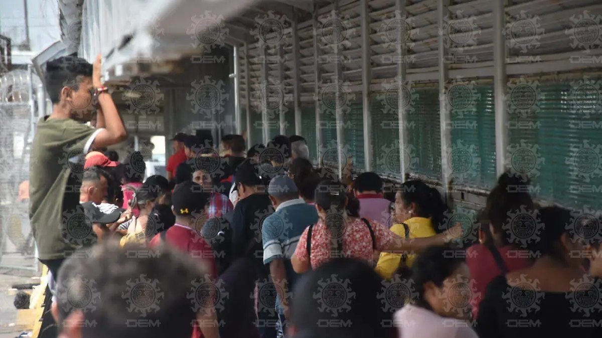 Migrantes se entregan a las autoridades de Estados Unidos en puente de Matamoros Vladimir Meza (2)