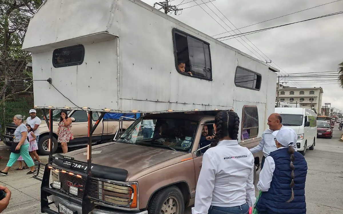 Modifica camioneta para viajar a playa Miramar y acampar en este destino turístico Juan Hernández (2)