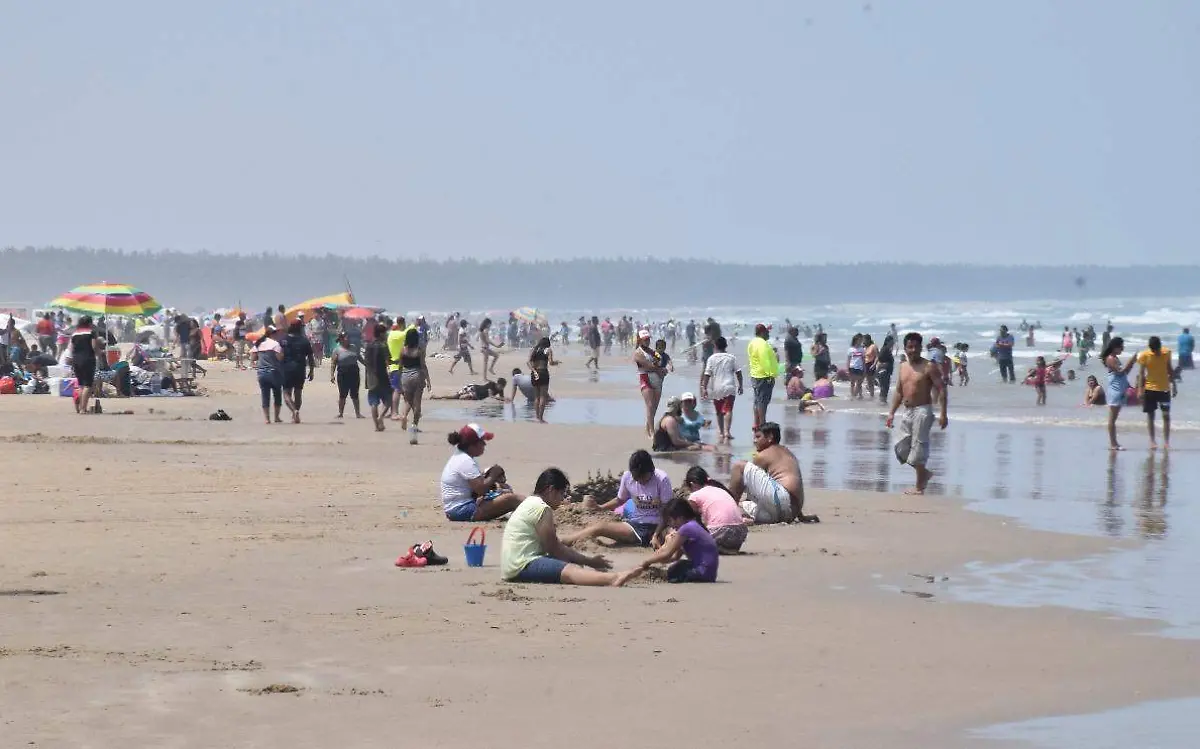 Playa Tesoro durante las vacaciones de Semana Santa 2022 Miguel Díaz