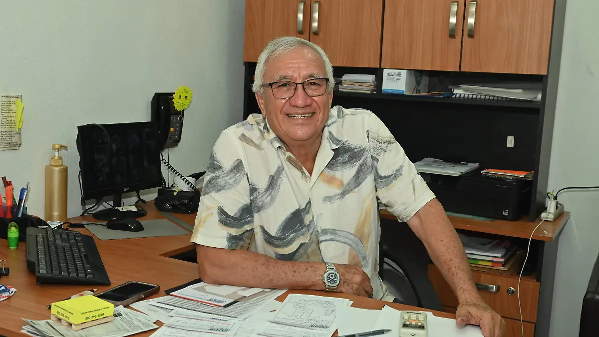César López, creador de las bancas y faroles de Tampico