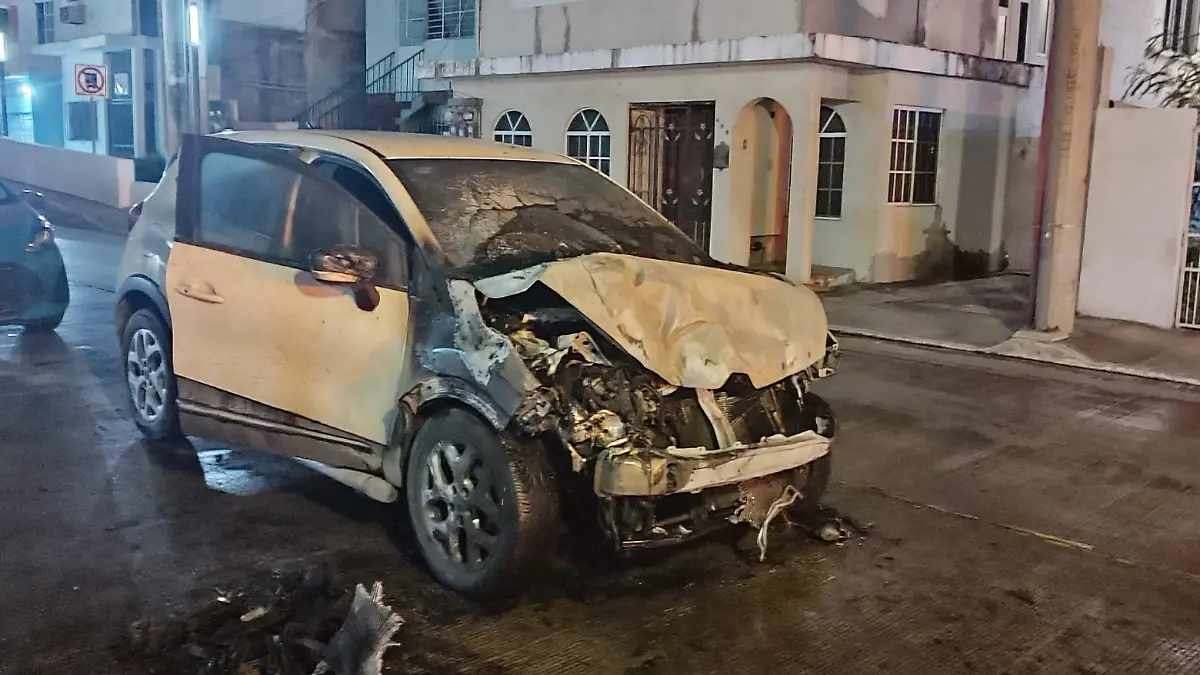 Camioneta se incendió, y ocurrió un choque por alcance a unos metros Mario Cruces (5)