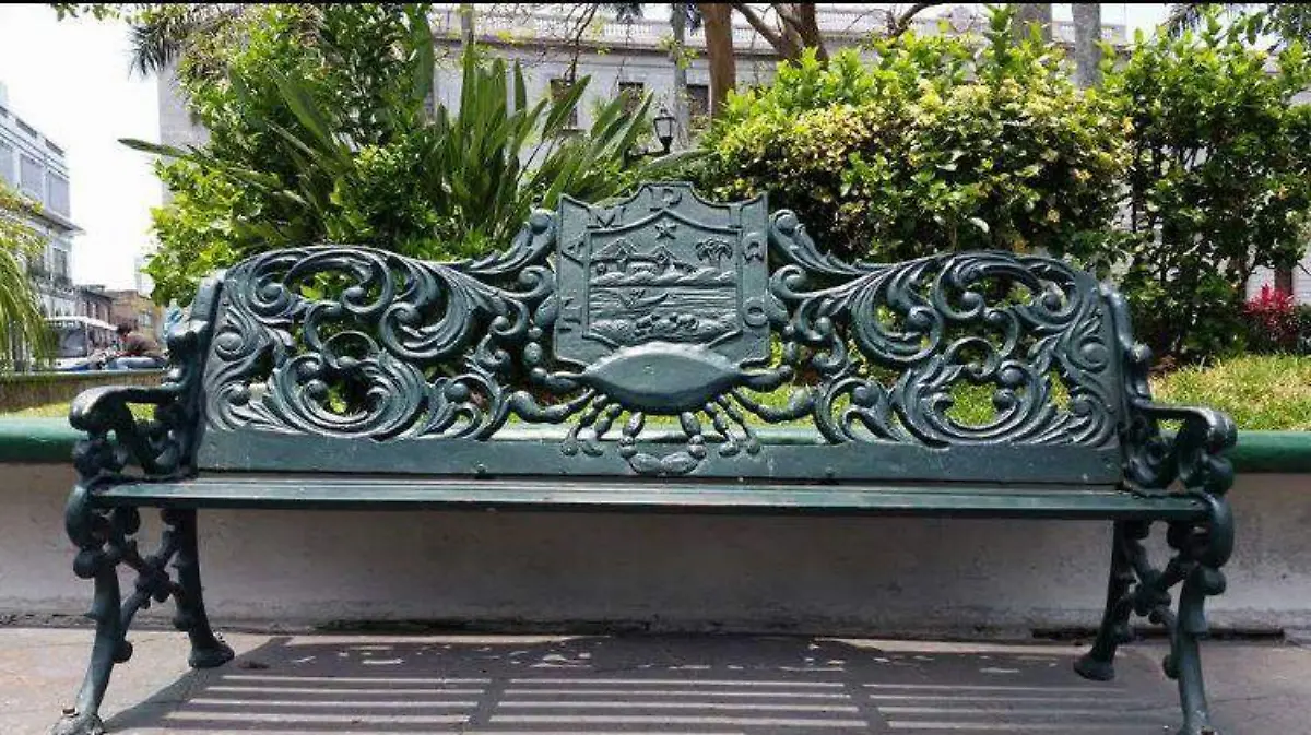 Bancas y faroles del centro de Tampico