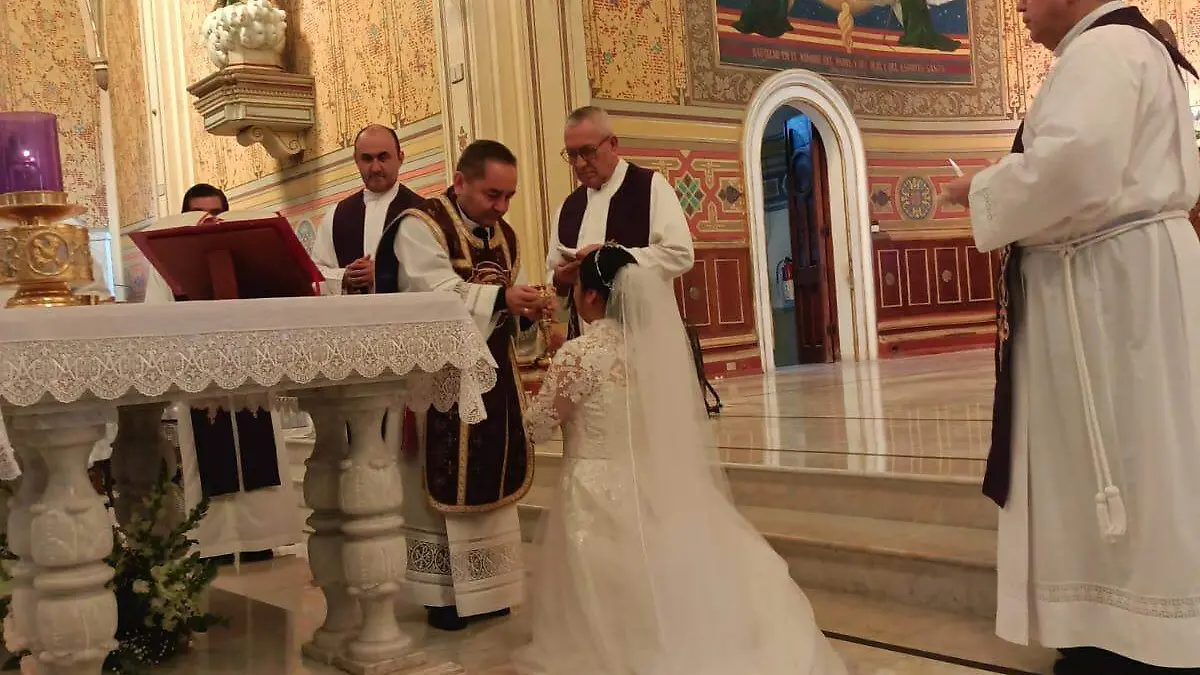 Obispo presidio la consagracion de la Virgen Daniela