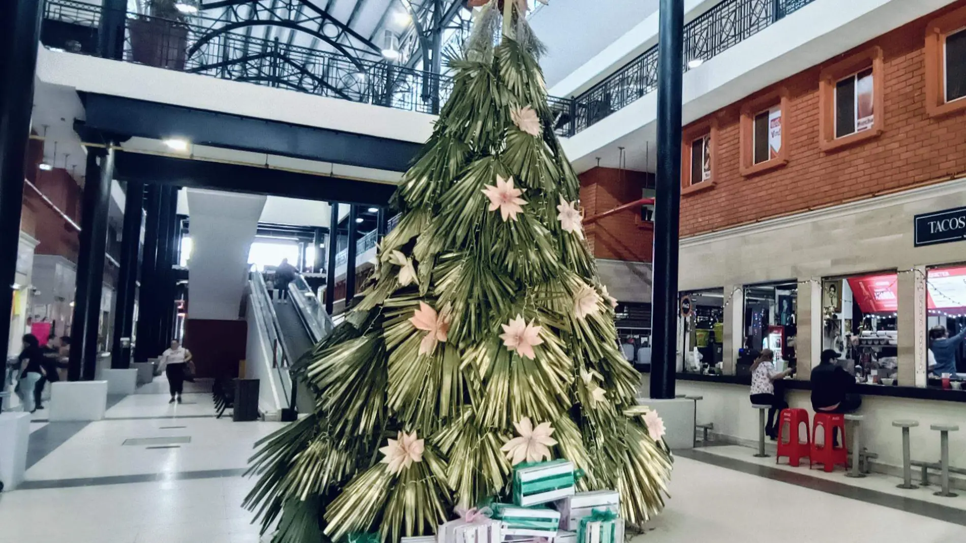 En el Mercado Municipal de Tampico se encuentra el monumental pino elaborado de palma