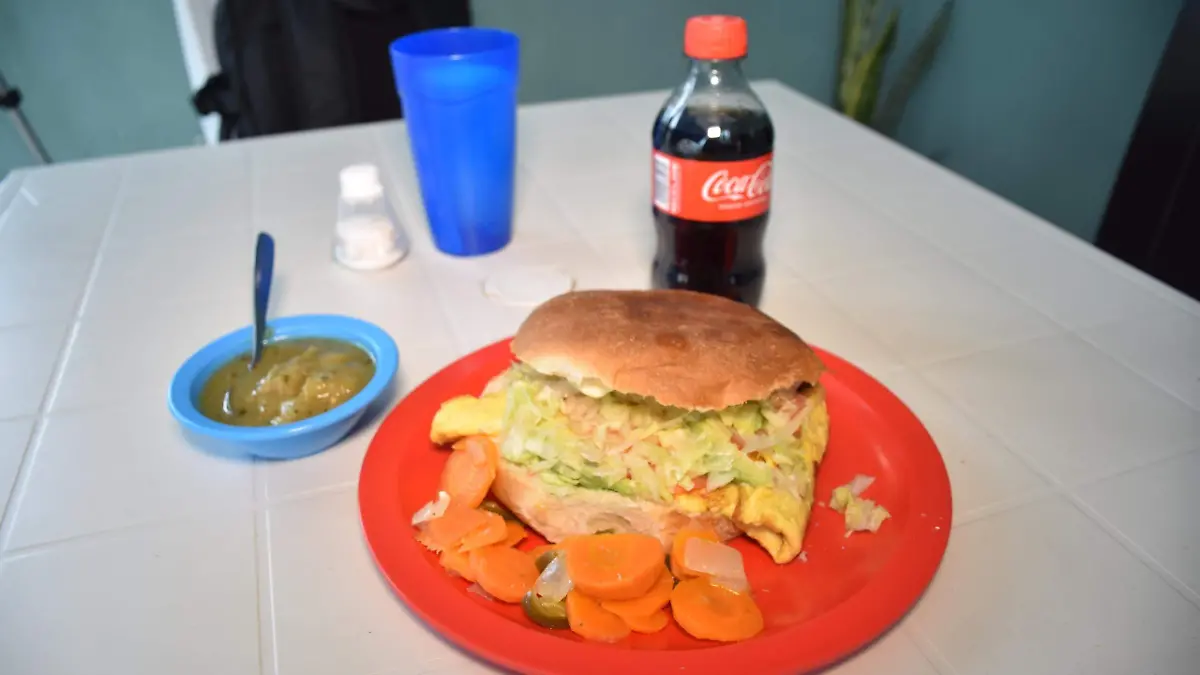 El tradicional pan con tortilla cubano lo ofrecen en la calle Allende de Tampico