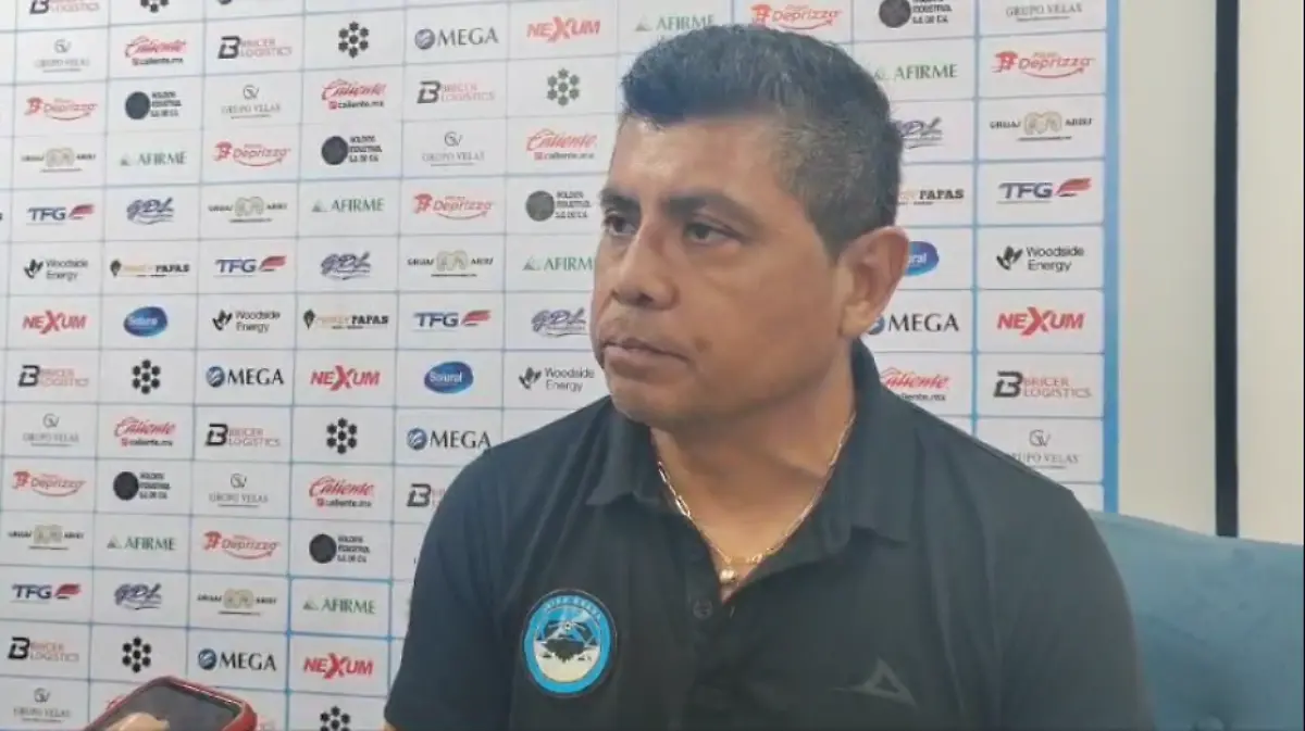 Chima Ruiz luciendo su playera de la Jaiba Brava