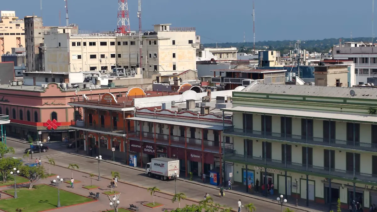 Aquí se muestra el edificio Mercedes, conocido en la actualidad por tener una estatua de Porfirio Díaz