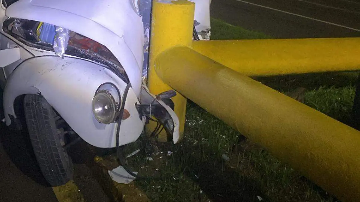 Muere conductor de un vocho tras choque en transitada avenida de Altamira