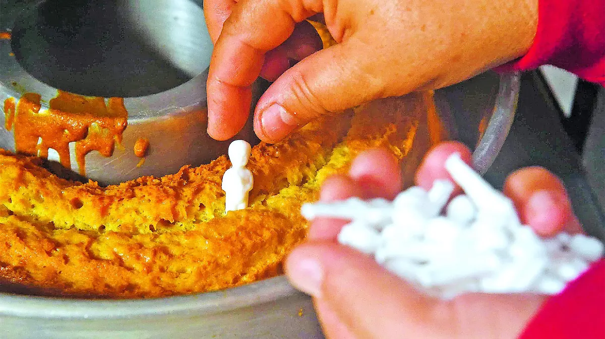 Los ‘muñequitos’ no pueden faltar al interior de la rosca de Reyes