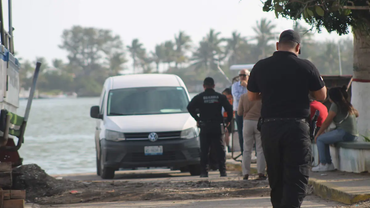 El cuerpo del surfista fue llevado a un muelle de la colonia La Barra