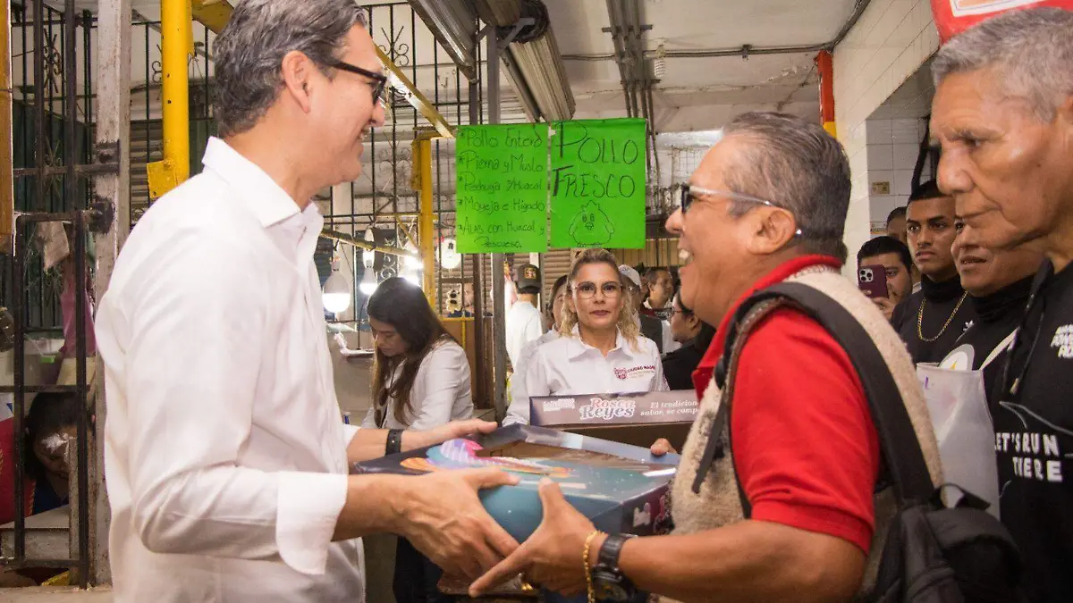 Durante su visita, el alcalde Erasmo González interactuó con locatarios y comerciantes del Mercado ‘18 de Marzo’