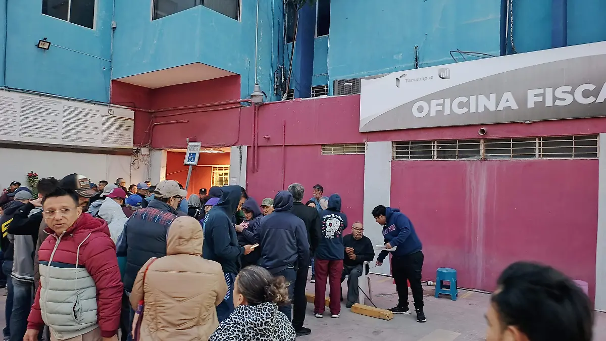 Largas filas desde las primeras horas del canje de placas en Ciudad Madero este 2025