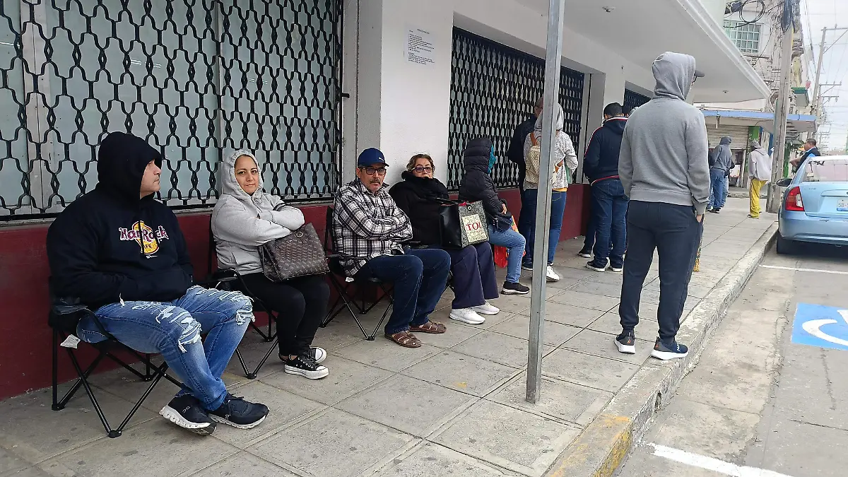 Largas filas en la Oficina Fiscal de Tampico llegan hasta la vuelta de la calle Altamira