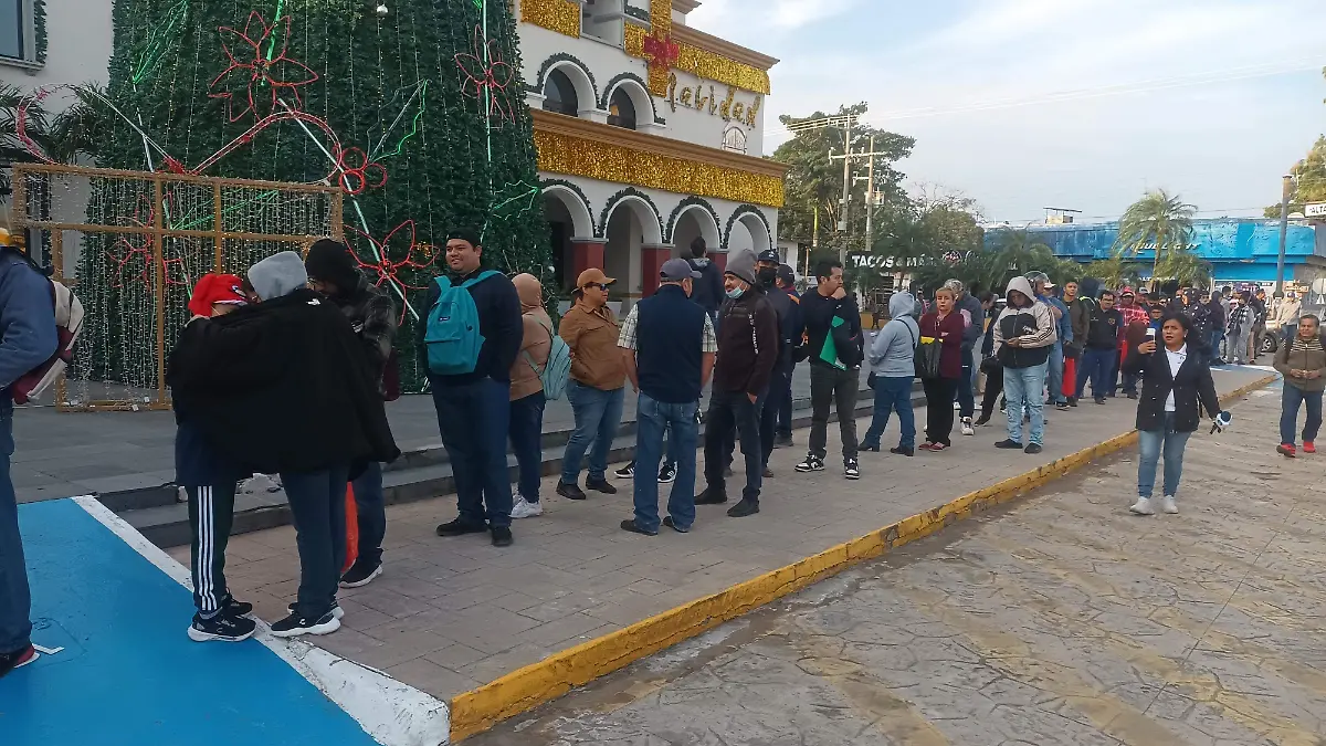 Larga fila de propietarios en la Oficina Fiscal de Altamira