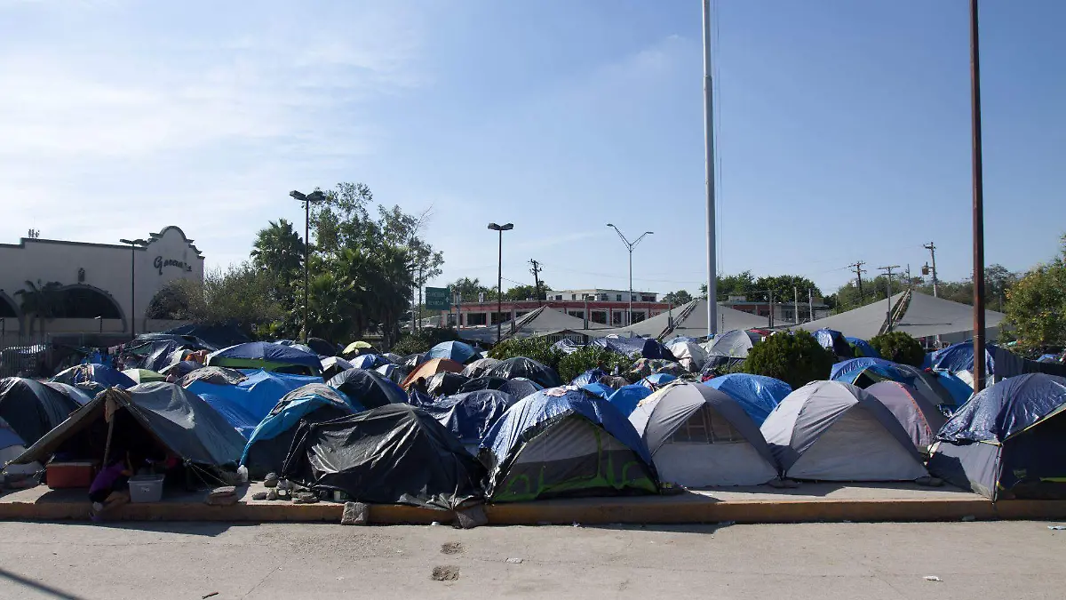 En 2019, cientos de migrantes, en su mayoría cubanos, se instalaron con casas de campaña en la orilla del Puente Internacional Matamoros-Brownsville