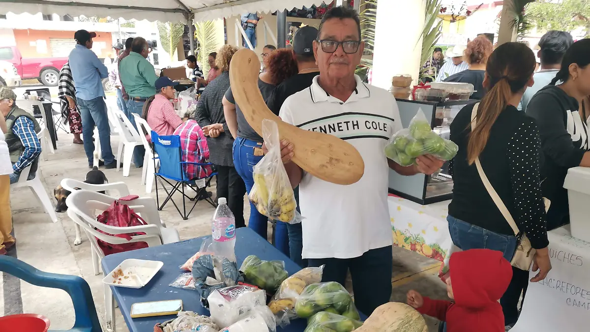 A través de los tianguis, el público puede adquirir productos frescos