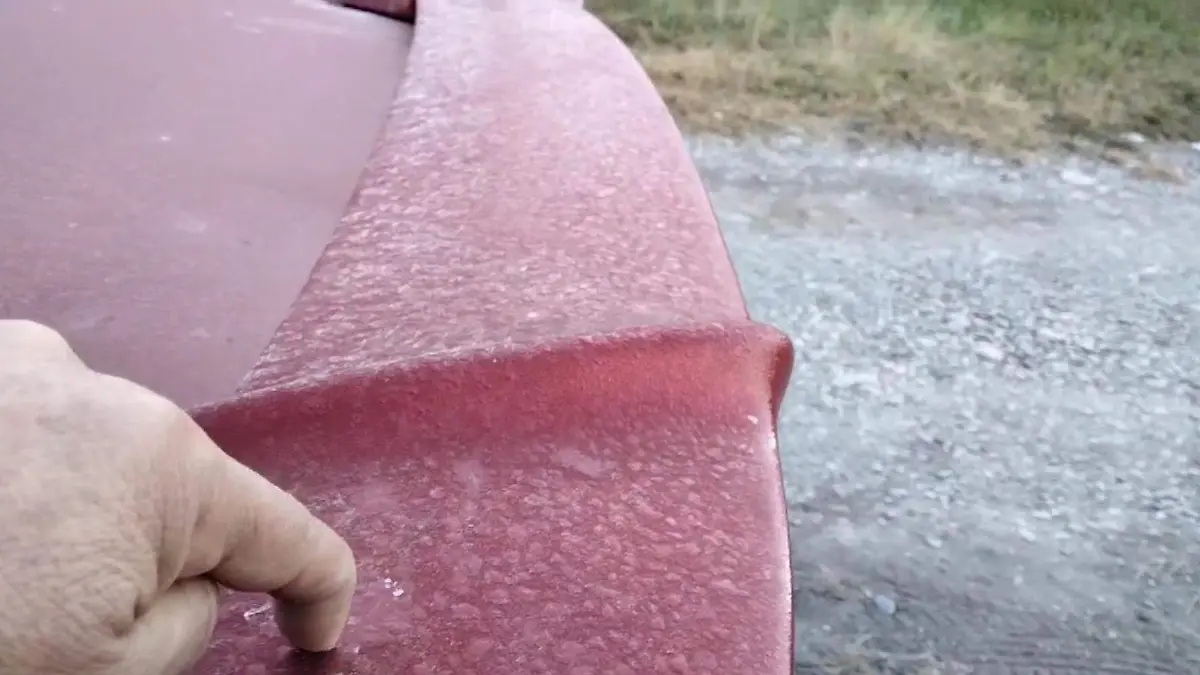 En el municipio de Hidalgo, el hielo se acumuló en la carrocería de los autos