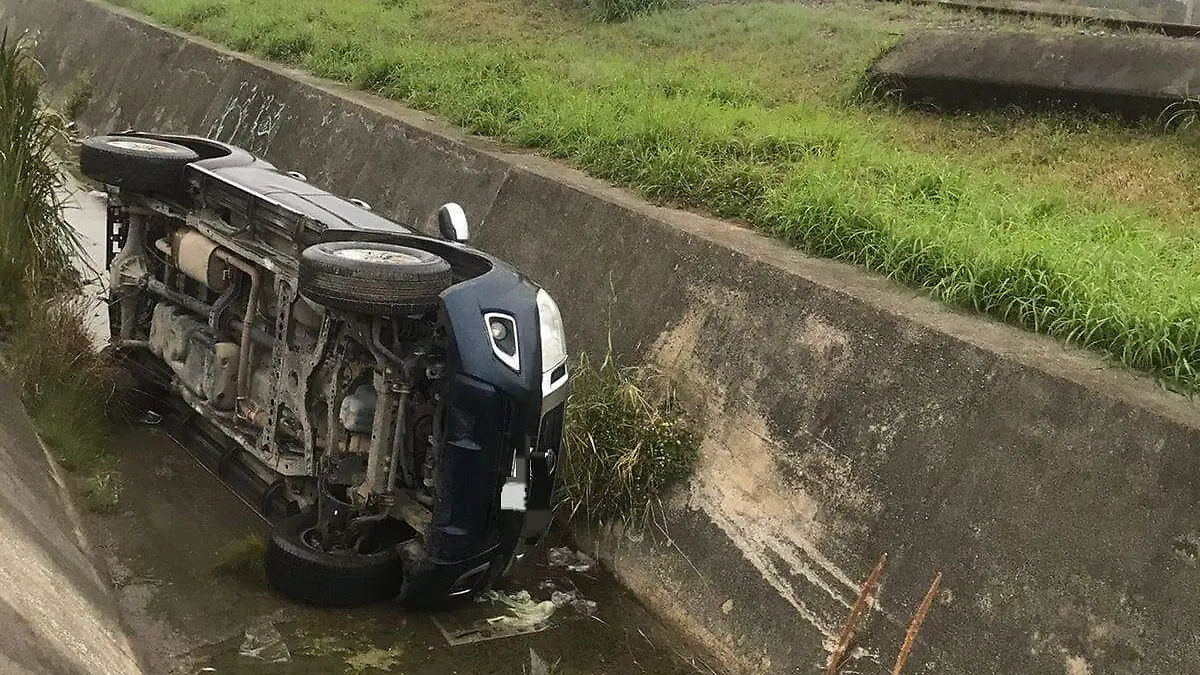 Camioneta en canal avenida Monterrey