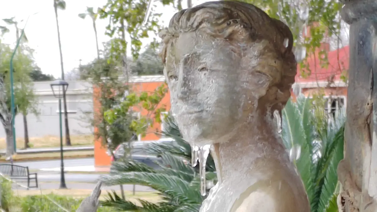 La onda gélida congeló la fuente de la Plaza Zaragoza en Nuevo Laredo