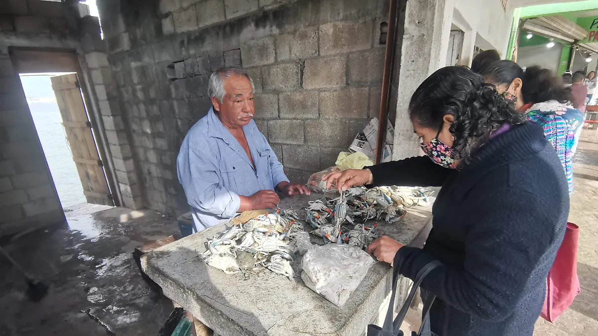 Antonio del Ángel Alcocer, “El Jaibero”, mantiene la venta de jaibas a pesar del frío