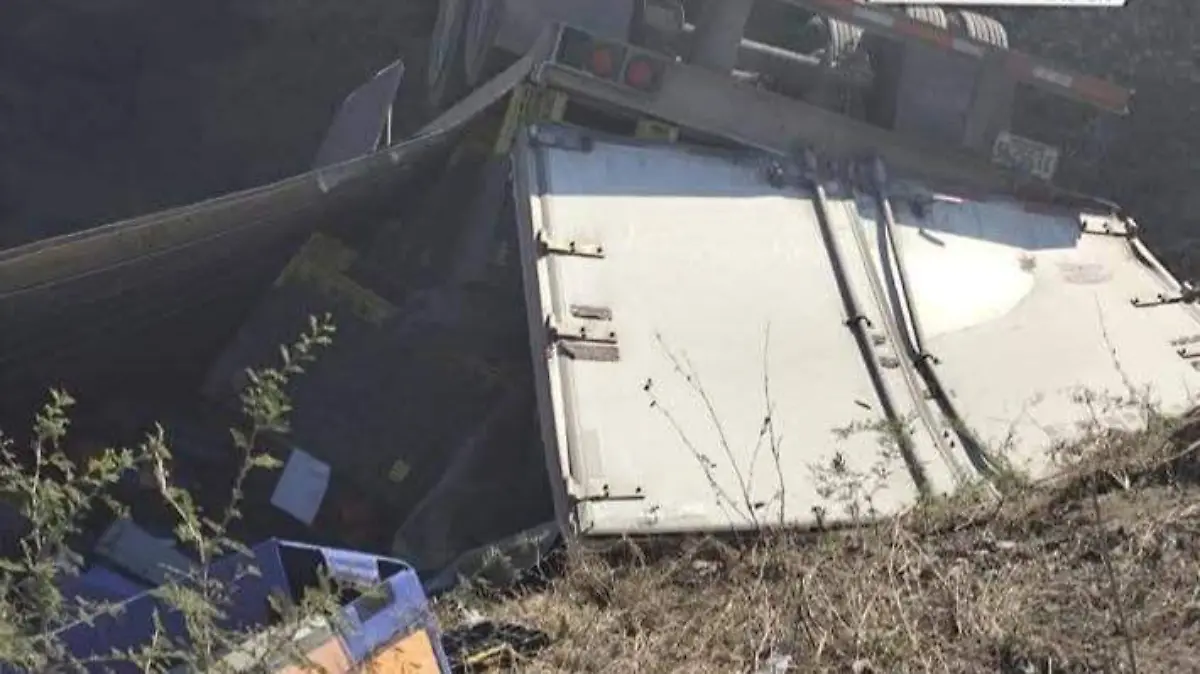 El tráiler cayó a un voladero de aproximadamente 70 metros de profundidad en la carretera Rumbo Nuevo