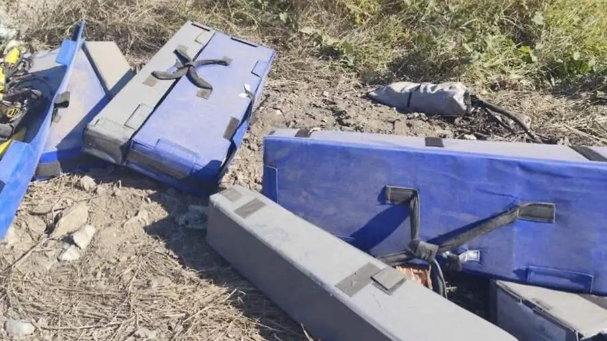 El cargamento del tráiler quedó regado en el lugar del accidente