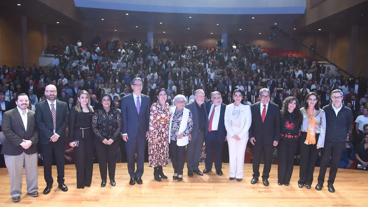 El evento contó con la presencia de autoridades navales, militares, funcionarios estatales, locales, diputados y senadores, así como representantes del sector empresarial e industrial de la zona