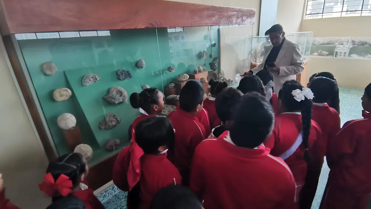 Estudiantes de primaria quedaron asombrados con las piezas arqueológicas y prehistóricas que tiene la exposición