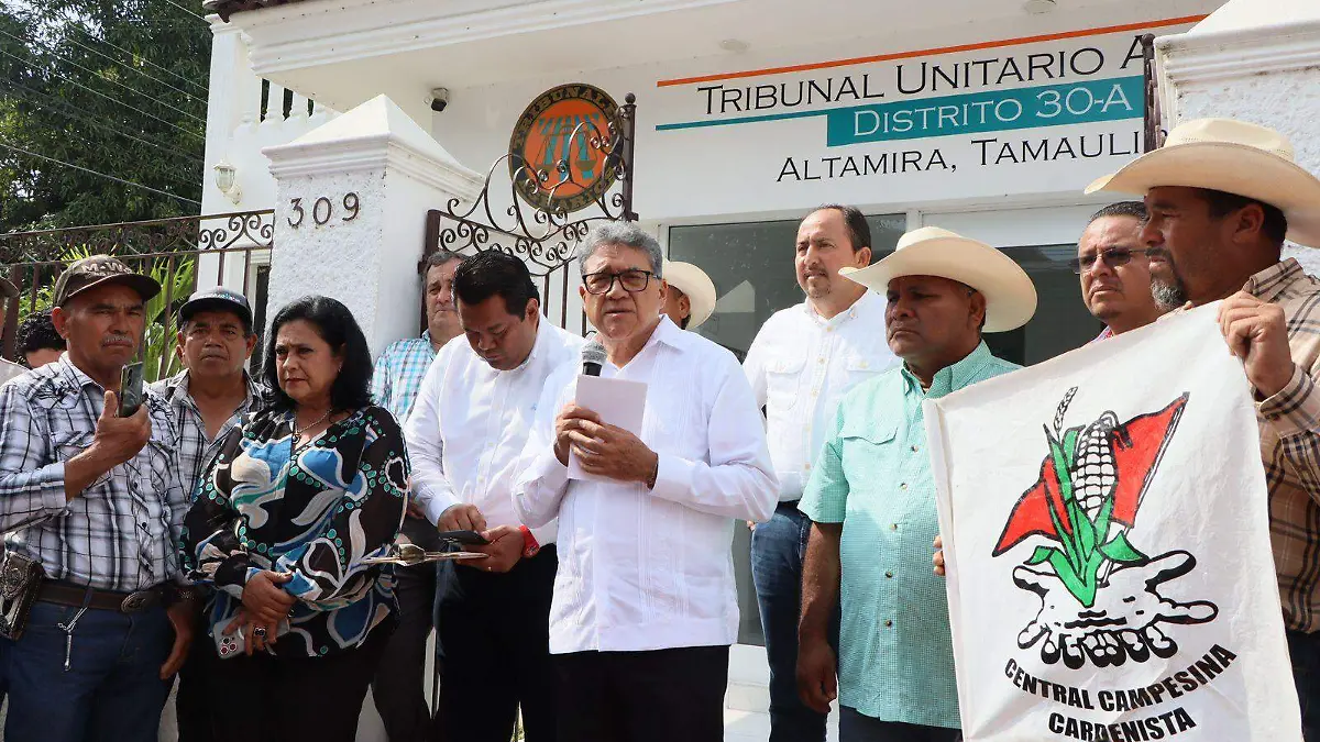 El alcalde Armando Martínez y la diputada federal, Blanca Narro Panameño, dialogaron con los ejidatarios