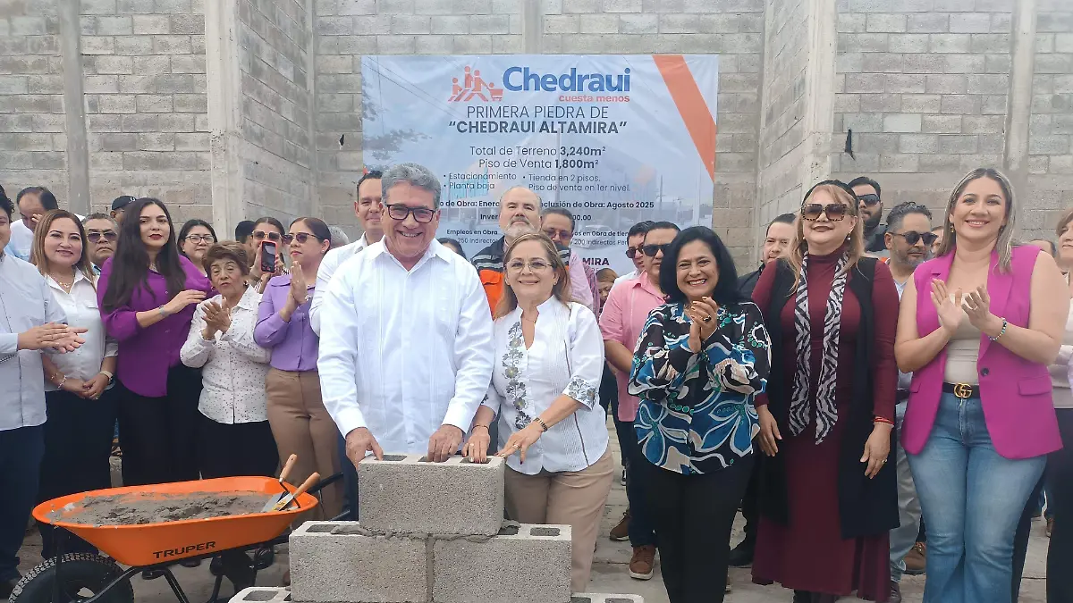 El inicio a la construcción de esta nueva tienda fue a las 11:00 horas de este jueves 30 de enero