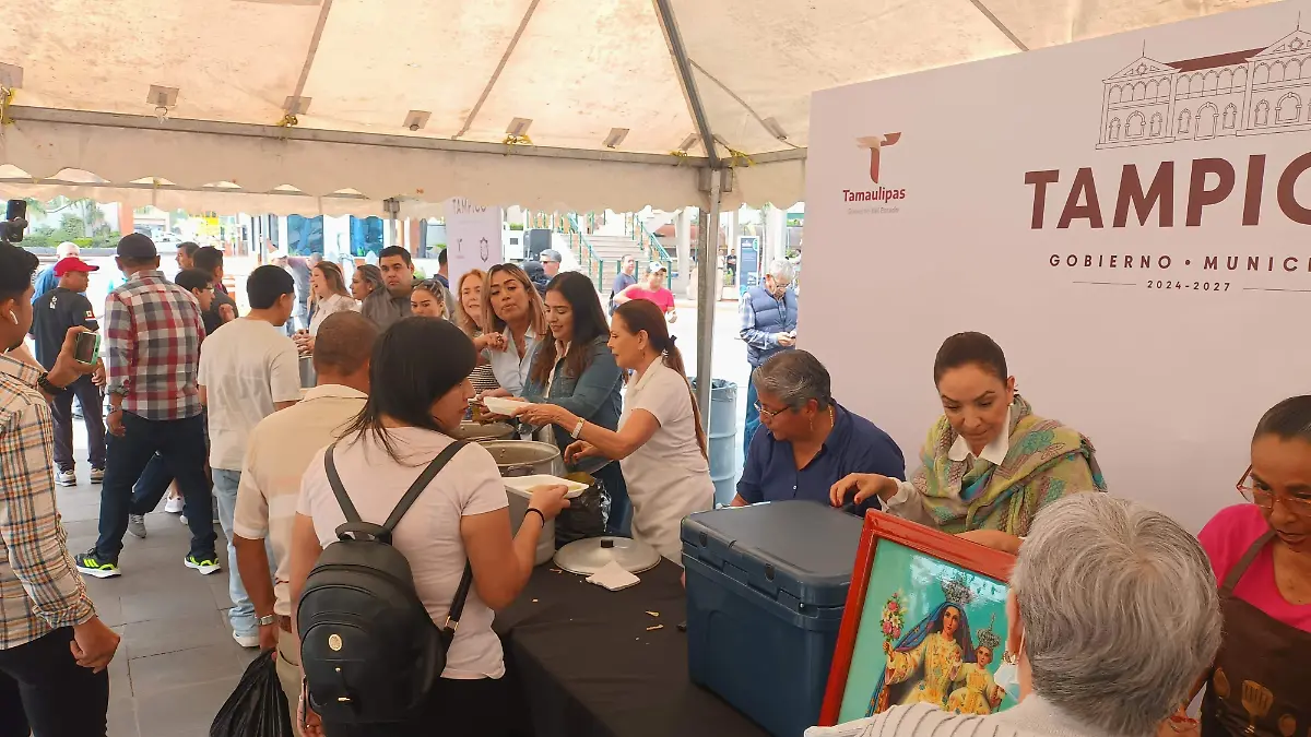 Regidores del Ayuntamiento de Tampico entregaron los tamales
