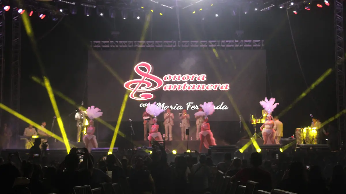 La internacional Sonora Santanera es la agrupación responsable de interpretar la canción que le da nombre a esta puesta en escena