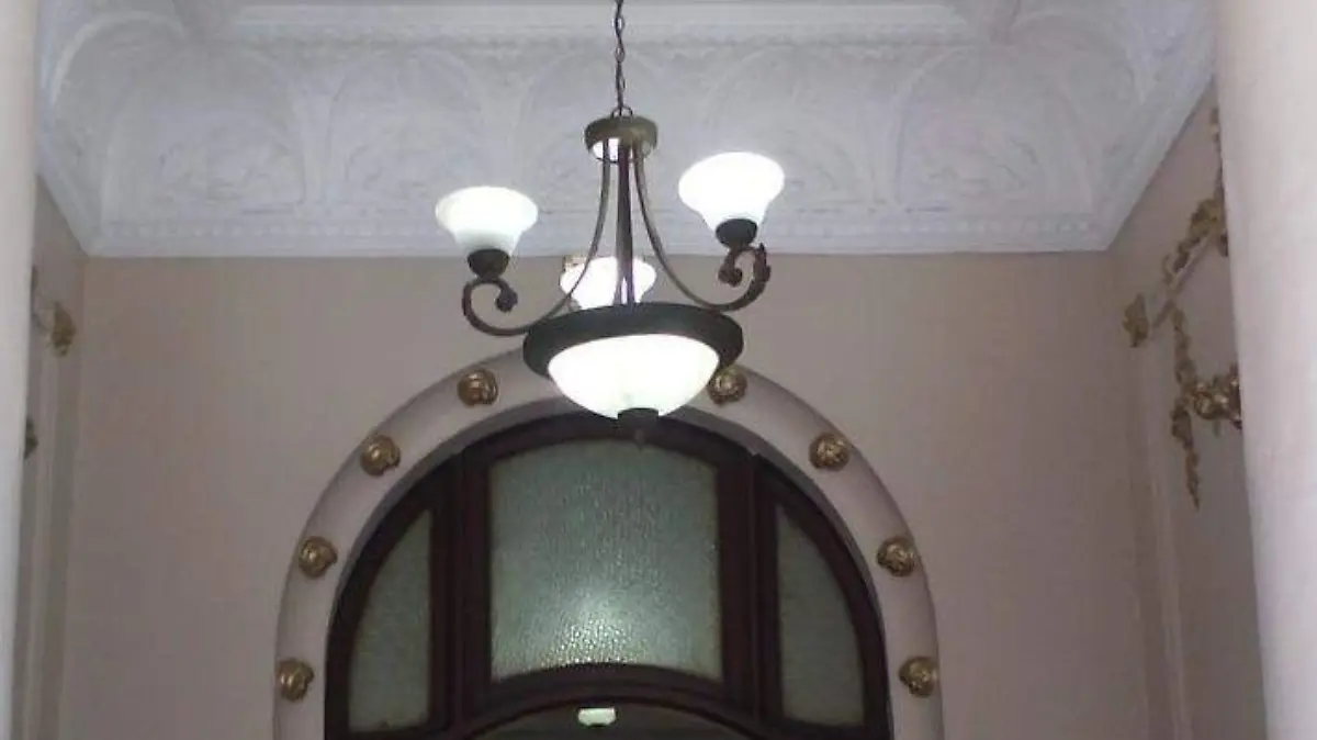 Su decoración interior tiene elementos artísticos