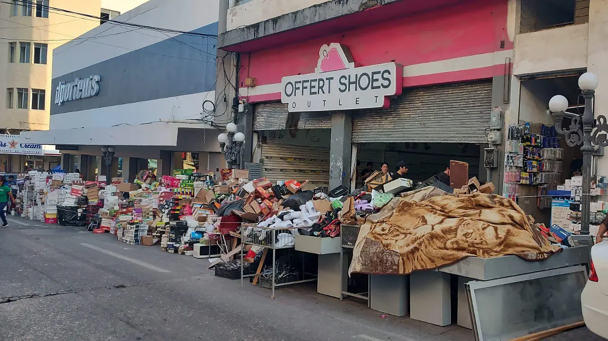 Zapatería con más de una década en el centro de Tampico es desalojada