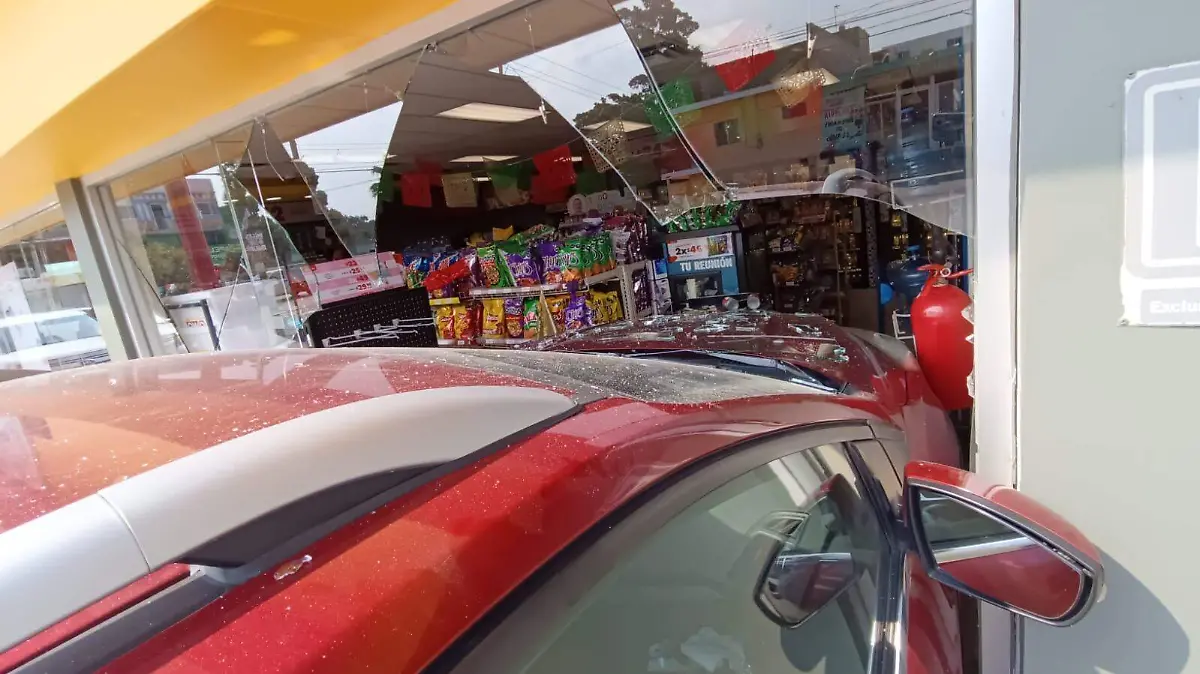 Con prácticamente la mitad de su camioneta dentro de una tienda Oxxo terminó un conductor en Tampico, Tamaulipas
