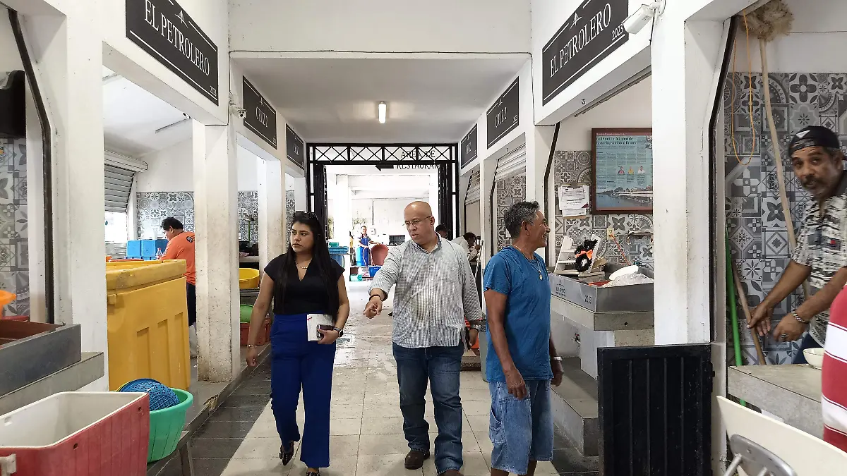 El director de mercados, Aurelio Cantú Díaz estuvo acompañado por el Departamento Jurídico