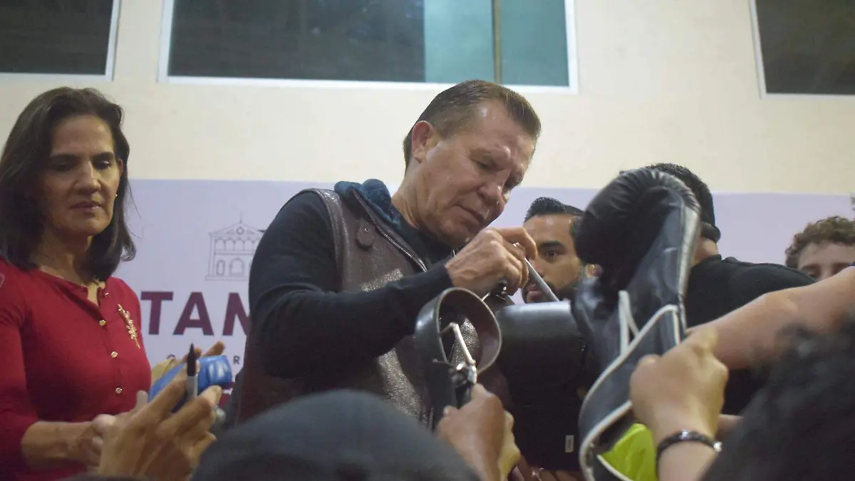 Después de la conferencia motivacional, el exboxeador se tomó tiempo para firmar autográfos y tomarse fotos con sus seguidores