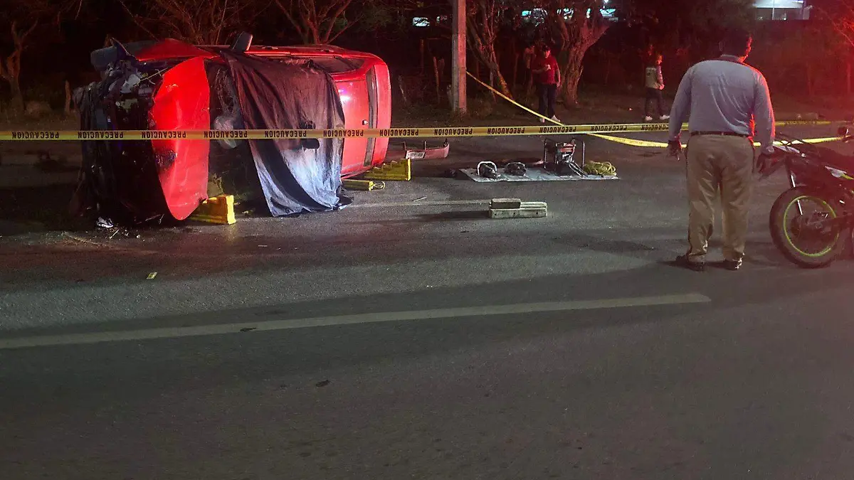 Tres jóvenes se accidentaron en la Avenida de la Industria, el accidente dejó como saldo un muerto