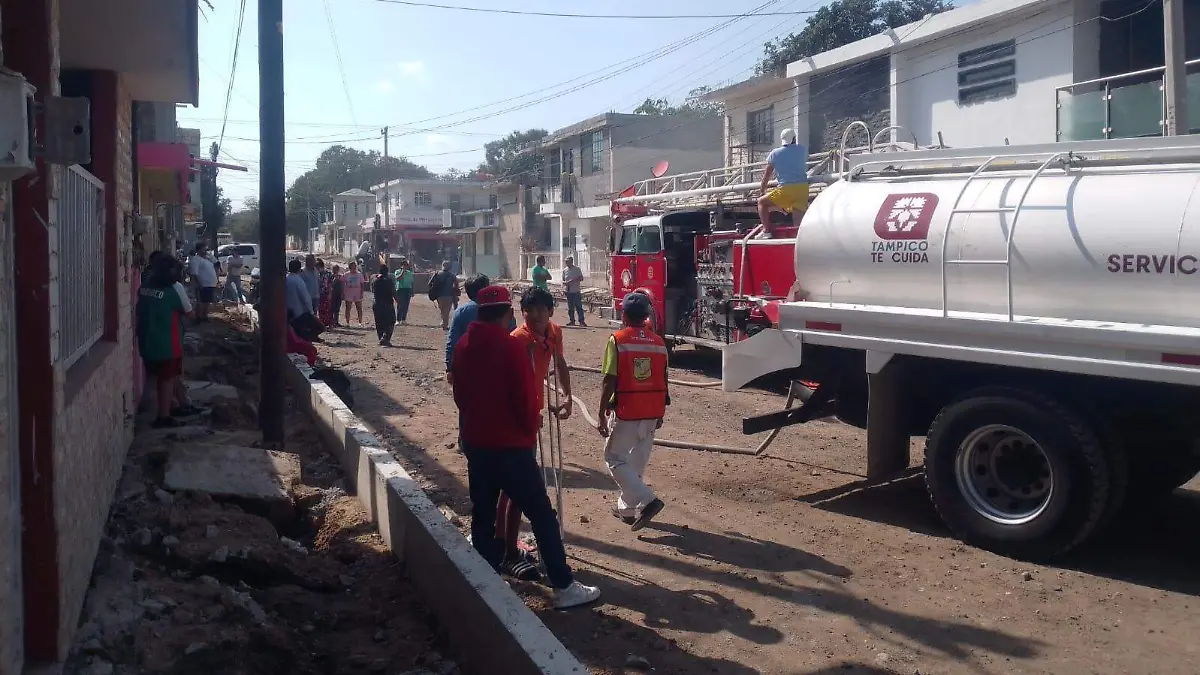 Los bomberos de Tampico acudieron a sofocar el fuego de una vivienda en la colonia López Portillo