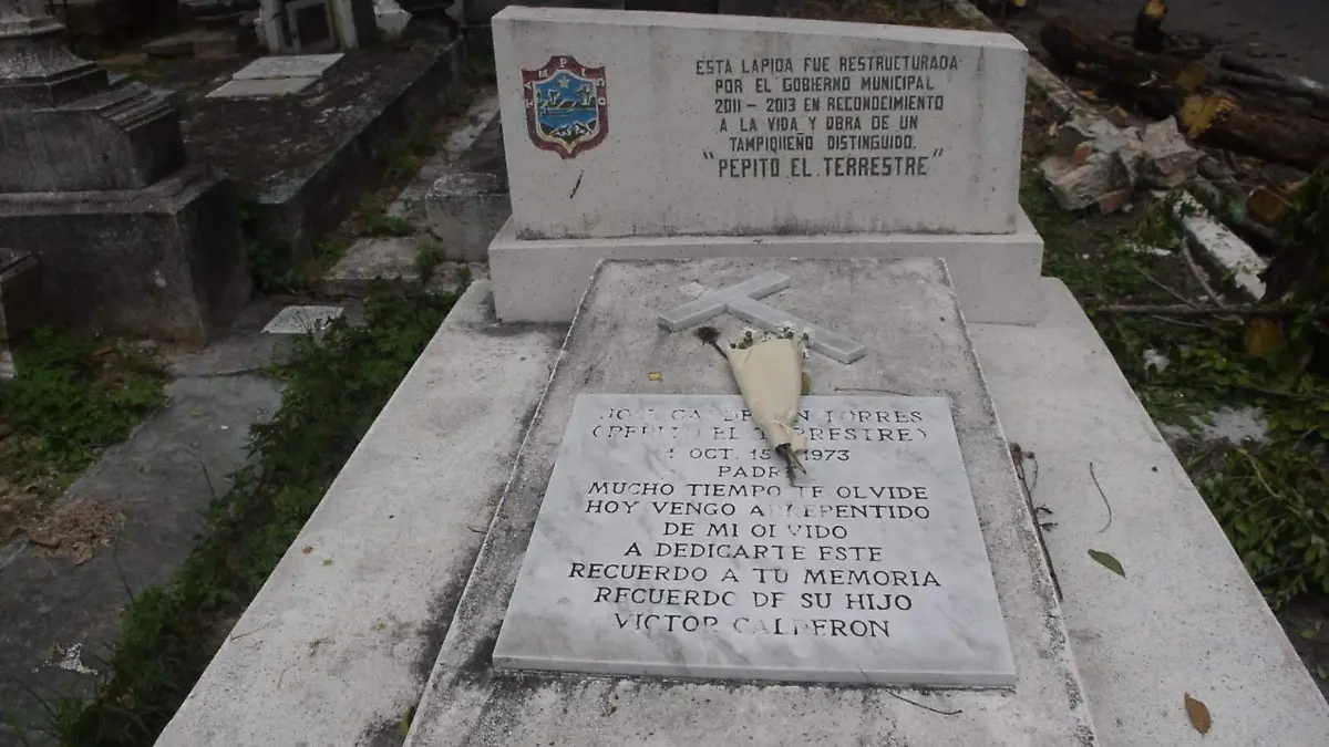 En la lápida extraviada se podía leer un mensaje dedicado por su hijo, Víctor Calderón: “Mucho tiempo te olvidé, hoy vengo arrepentido de mi olvido a dedicarte este recuerdo a tu memoria”