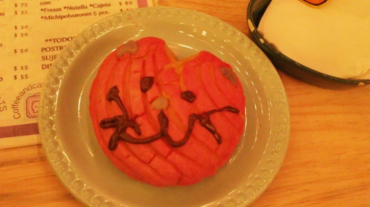 Coffee and Cats ofrece una gran variedad de bebidas y postres