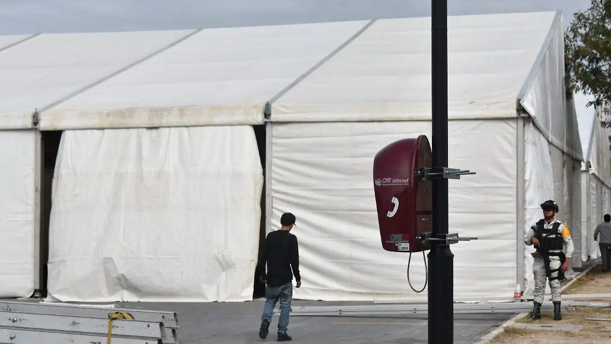 Los centros de atención para deportados son vigilados por personal de la Guardia Nacional 