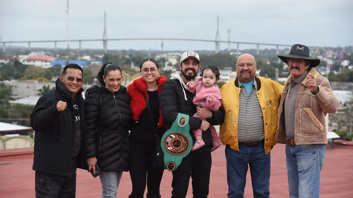 Con su familia y amigos el "Cugar"