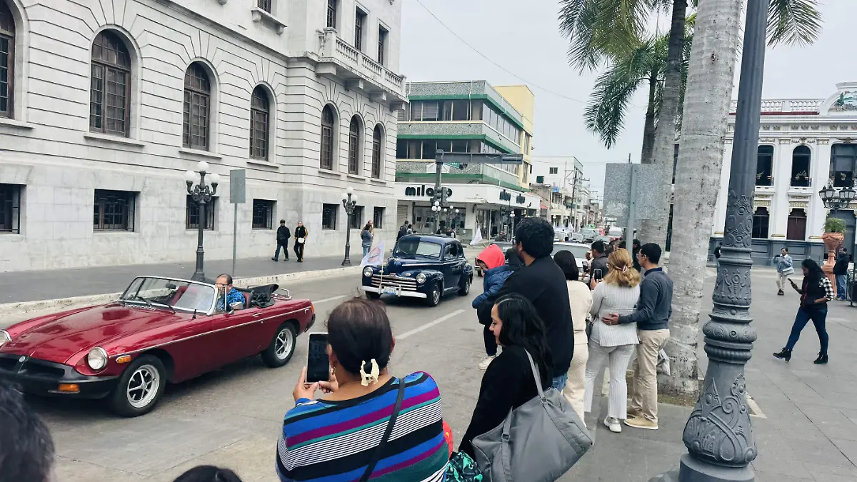 La ciudadanía disfrutó de la exposición de autos clásicos en la zona centro de Tampico   