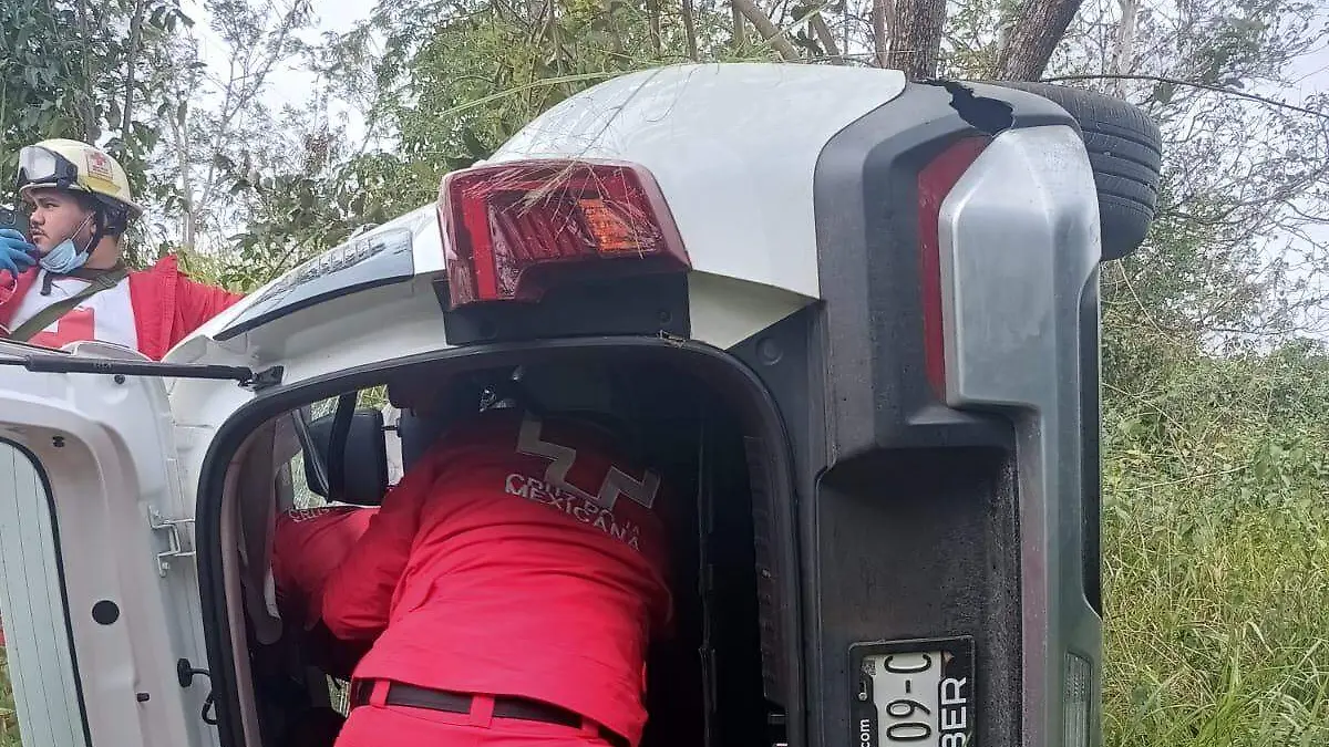 Una mujer quedó atrapada al interior de la unidad motriz resultando con lesiones de consideración en el cuerpo