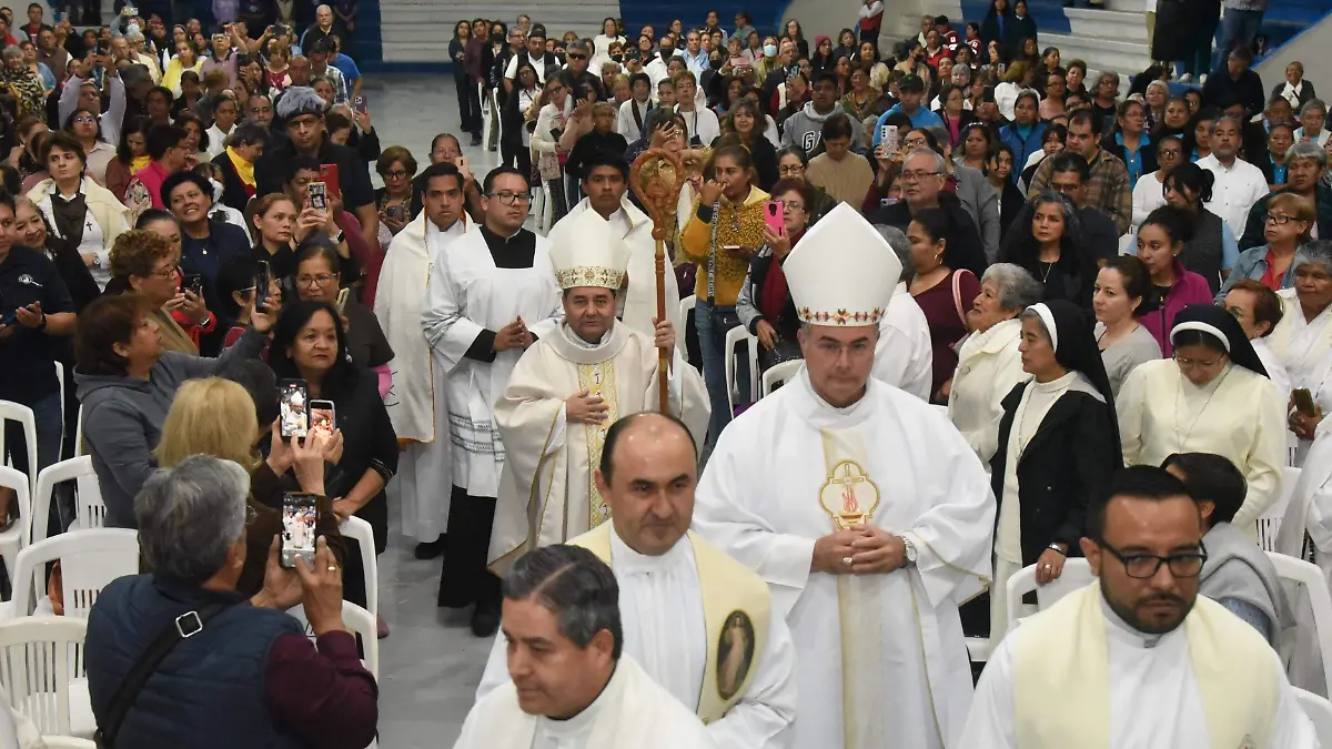 Decenas de fieles se reunieron en el Auditorio Municipal para expresar su gratitud hacia José Armando Álvarez Cano