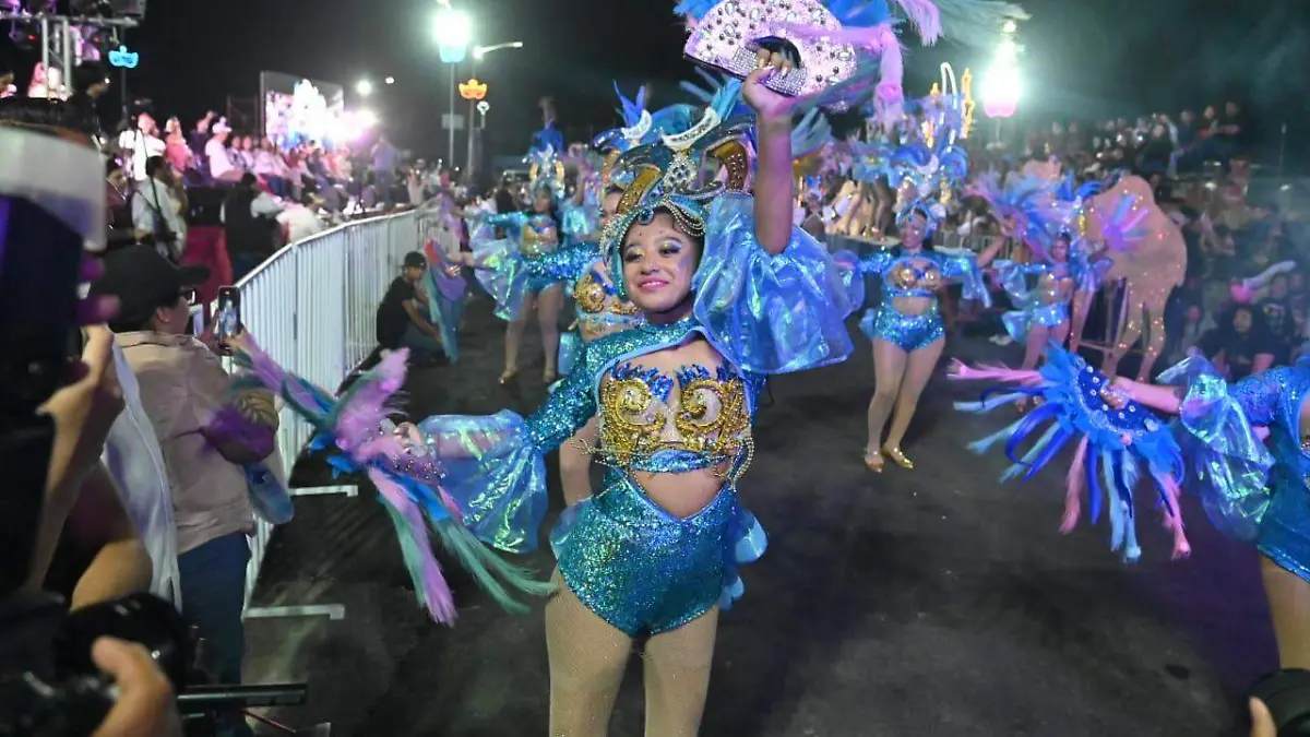 Un desfile lleno de color, música y alegría se vivió en las calles de Altamira