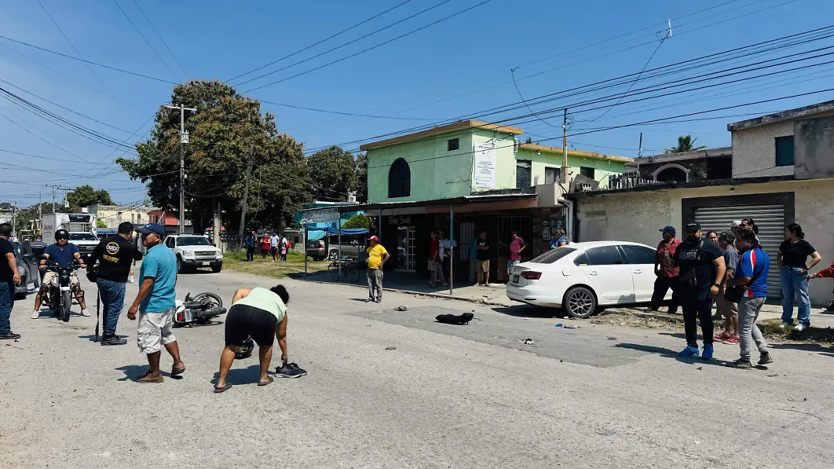 Choque en Tampico: auto embiste a motociclistas y se estrella contra casa