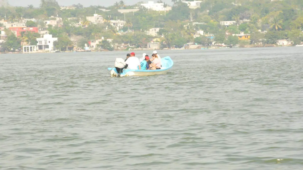 Los ocupantes de estas lanchas no portan chalecos salvavidas lo cual, en caso de volcaduras o caídas, pone en riesgo su vida