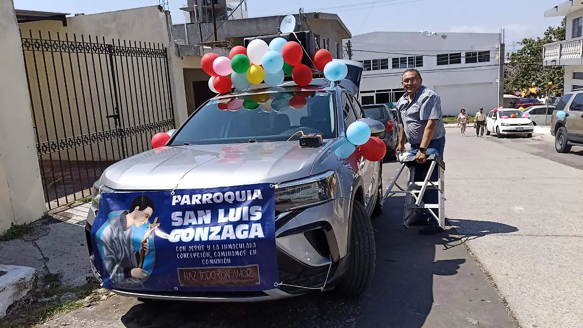 Como parte de la celebración, en algunas asociaciones religiosas las familias realizan caravanas